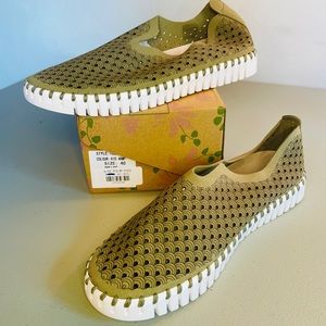 Ilse Jacobsen Women’s Size 40 Army green Slip-ons. New in box.